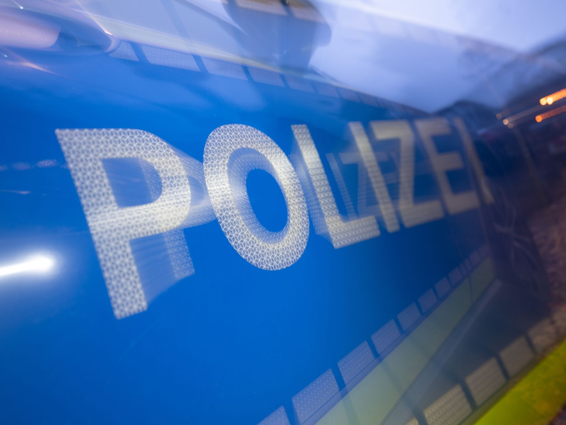 Bei einer Großrazzia kontrolliert die Polizei in Hachenburg im Westerwald ein Treffen von knapp 130 Personen. Sie vermutet einen rechtsextremistischen Hintergrund mit Kampfsport. (Symbolbild) - Foto: Marijan Murat/dpa