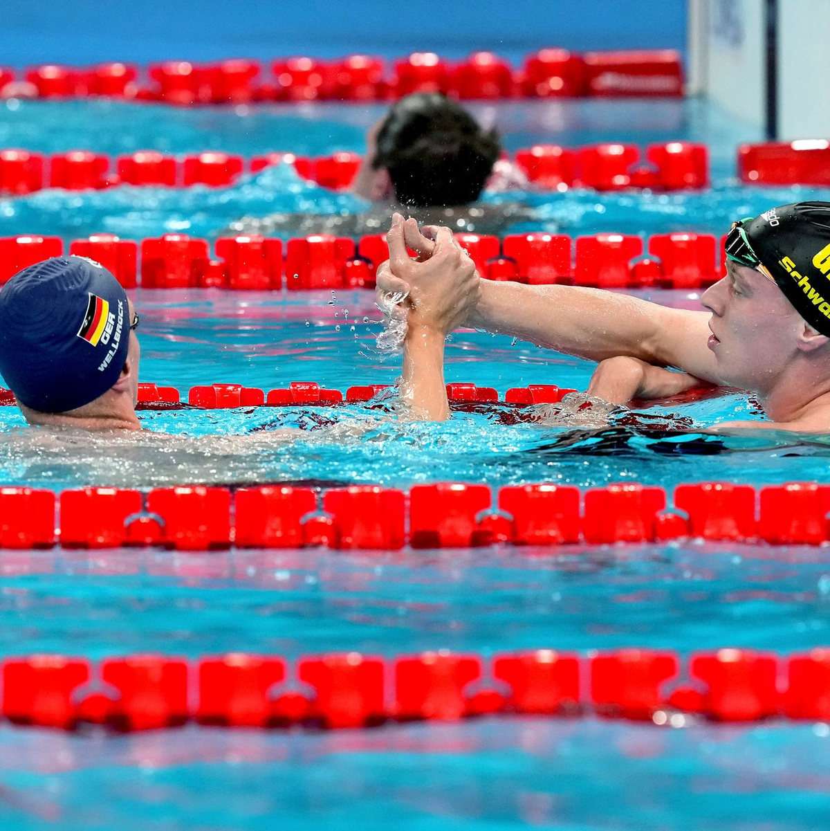 Abklatschen nach der Niederlage: Florian Wellbrock und Sven Schwarz sind ausgeschieden. - Foto: Tsvangirayi Mukwazhi/AP/dpa