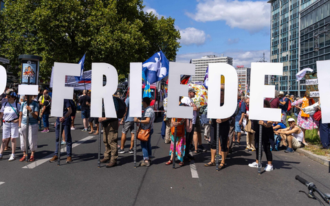 Friedenstauben und Peace-Zeichen waren bei der «Querdenker»-Demonstration in Berlin an vielen Stellen zu sehen. - Foto: Carsten Koall/dpa Friedenstauben und Peace-Zeichen waren bei der «Querdenker»-Demonstration in Berlin an vielen Stellen zu sehen. - Foto: Carsten Koall/dpa