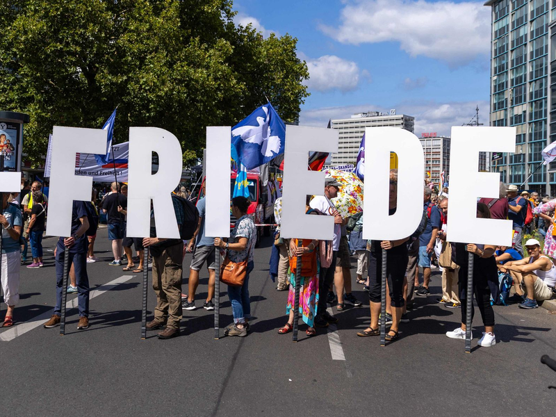 Friedenstauben und Peace-Zeichen waren bei der «Querdenker»-Demonstration in Berlin an vielen Stellen zu sehen. - Foto: Carsten Koall/dpa