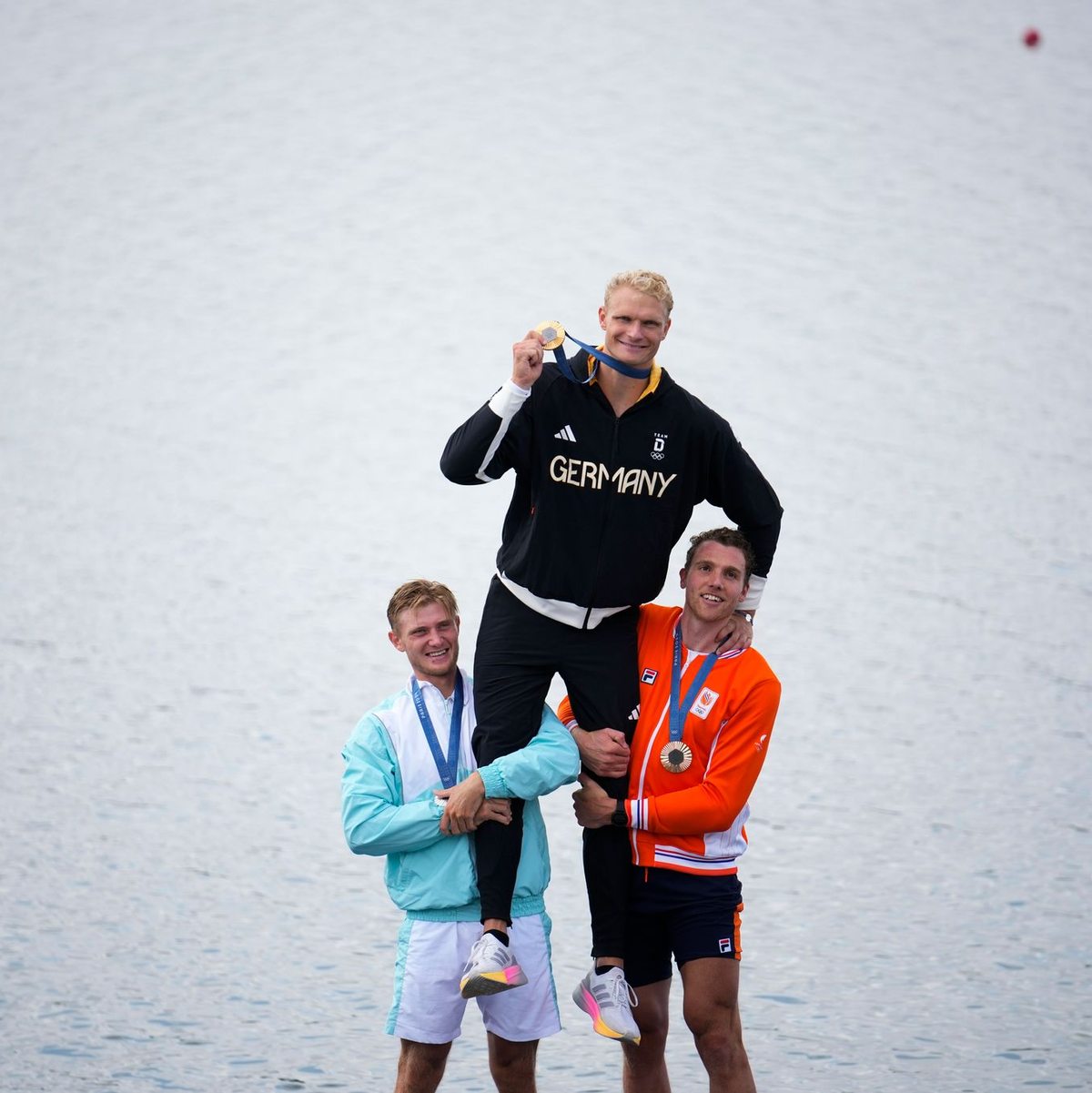 Wird auch von den Kollegen gefeiert: Oliver Zeidler. - Foto: Ebrahim Noroozi/AP/dpa