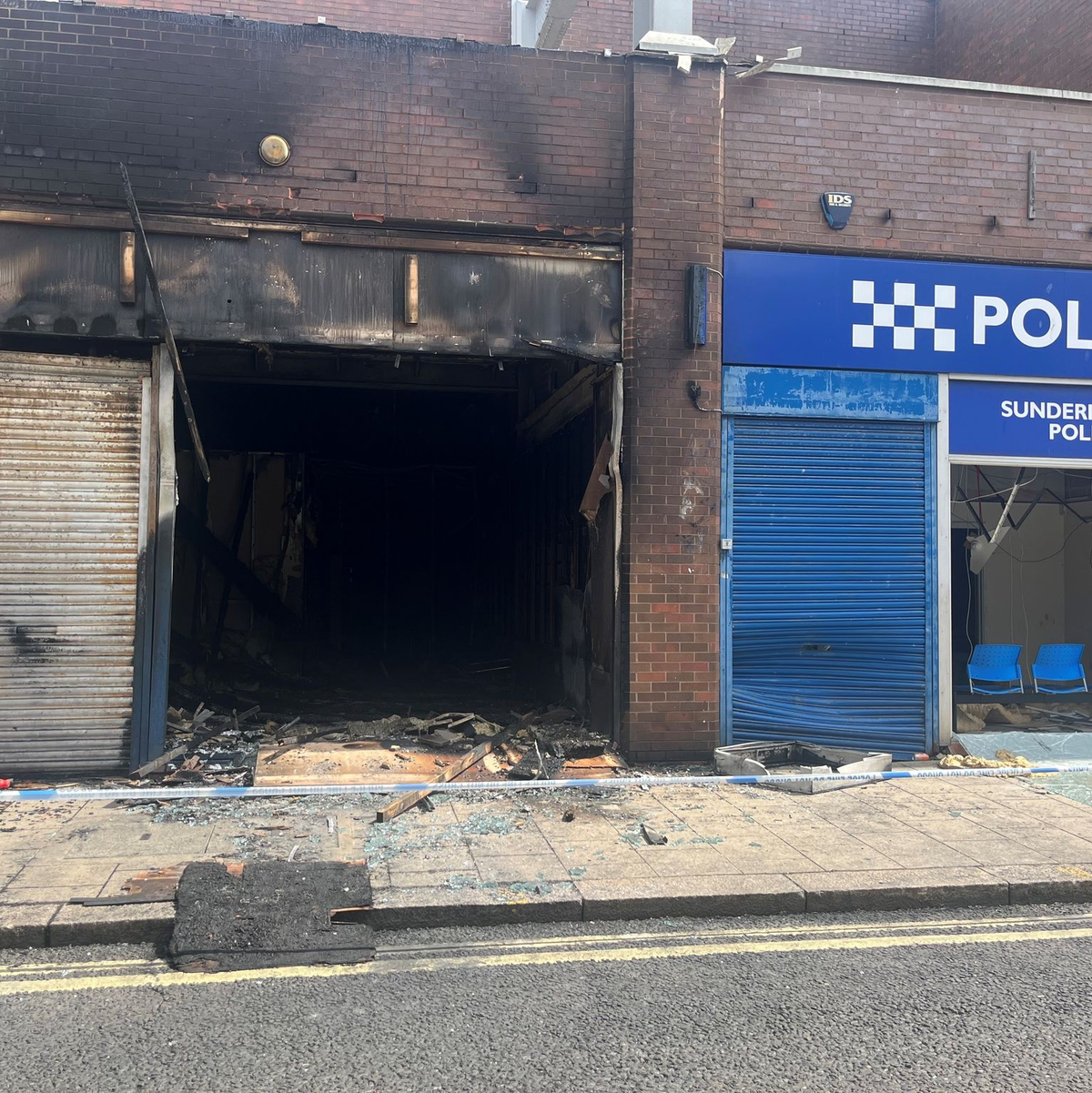 Mindestens ein Laden wurde geplündert. - Foto: Tom Wilkinson/PA Wire/dpa