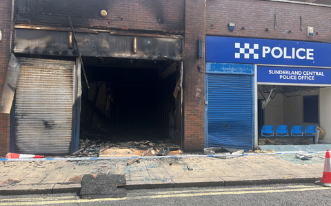 Mindestens ein Laden wurde geplündert. - Foto: Tom Wilkinson/PA Wire/dpa