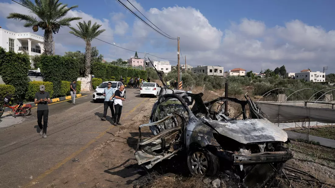 Ein israelischer Luftangriff tötet in Tulkarem fünf palästinensische Militante in ihrem Fahrzeug.  - Bild: Majdi Mohammed/AP/dpa