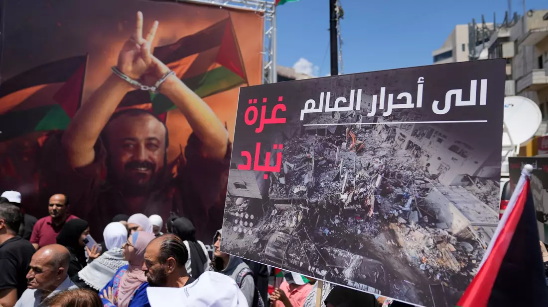 In Ramallah im Westjordanland demonstrieren Bürger gegen den Krieg Israels im Gazastreifen.  - Bild: Nasser Nasser/AP/dpa