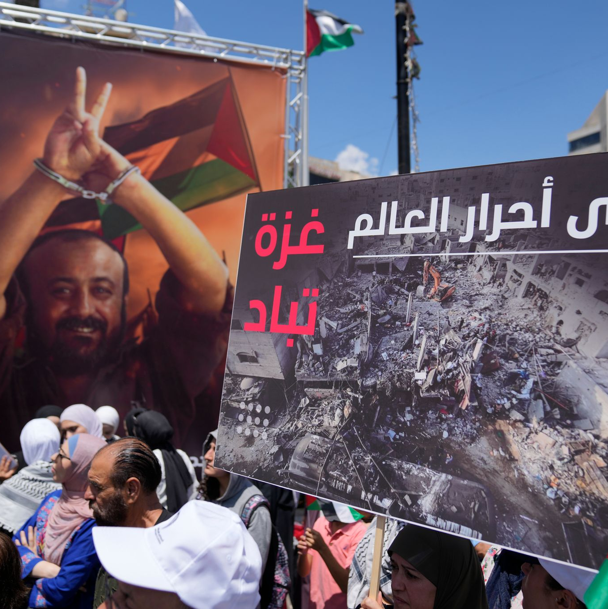 In Ramallah im Westjordanland demonstrieren Bürger gegen den Krieg Israels im Gazastreifen.  - Foto: Nasser Nasser/AP/dpa