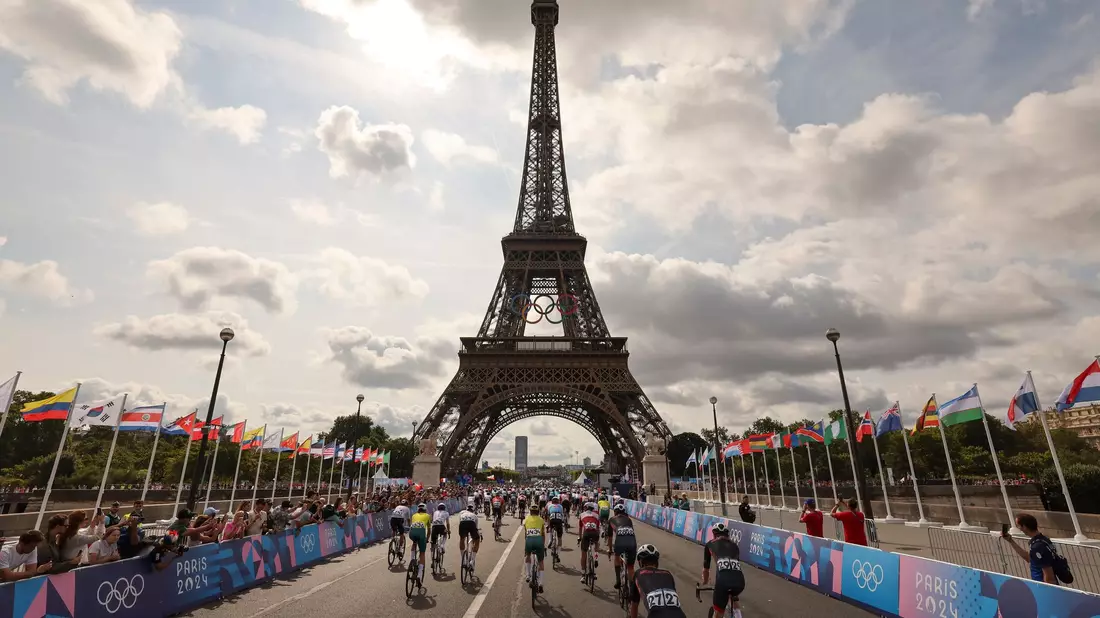 Das Feld des olympischen Straßenrennens am Eiffelturm - Bild: Tim de Waele/Pool Getty/AP/dpa