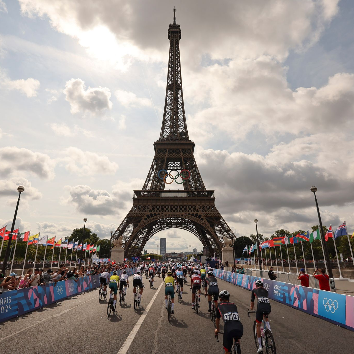 Radsport-Ikone Peter Sagan gab den Start am Eiffelturm frei - Foto: Tim de Waele/Pool Getty/AP/dpa