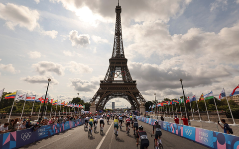 Radsport-Ikone Peter Sagan gab den Start am Eiffelturm frei - Foto: Tim de Waele/Pool Getty/AP/dpa