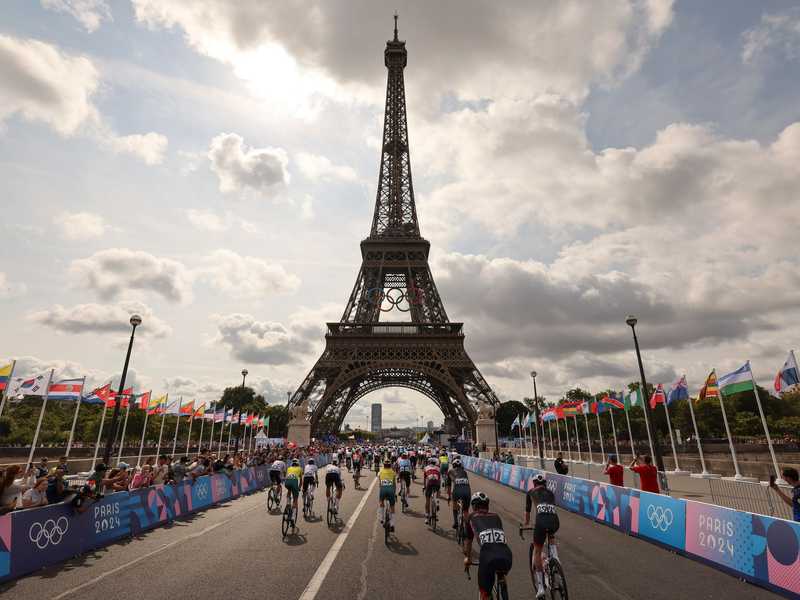 Radsport-Ikone Peter Sagan gab den Start am Eiffelturm frei - Foto: Tim de Waele/Pool Getty/AP/dpa