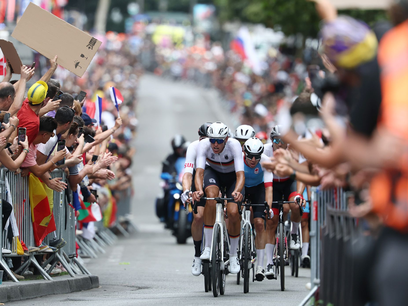 Bundestrainer Jan van Eijden im Gespräch mit Hinze. - Foto: Jan Woitas/dpa