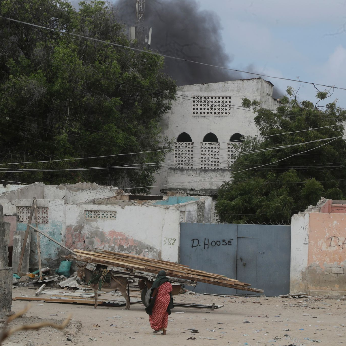 Bei dem Anschlag sind viele Menschen ums Leben gekommen.  - Foto: Farah Abdi Warsameh/AP/dpa