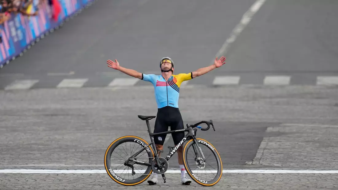 Jubel über den zweiten Olympiasieg: Remco Evenepoel - Bild: Dar Yasin/AP