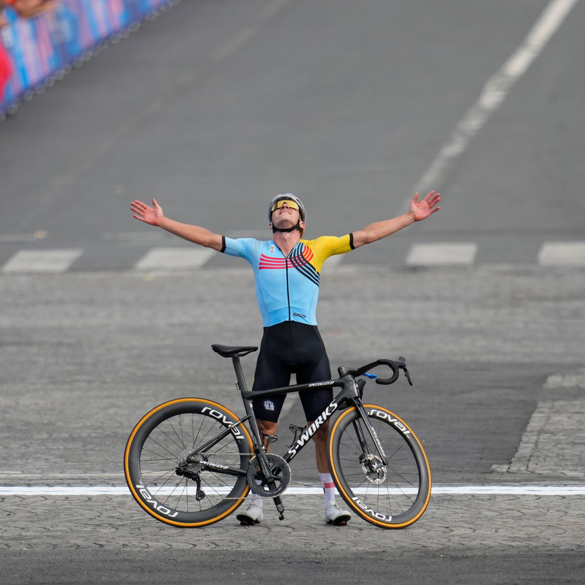 Jubel über den zweiten Olympiasieg: Remco Evenepoel - Foto: Dar Yasin/AP