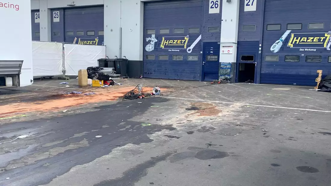 Die Explosion auf dem Nürburgring ereignete sich im Fahrerlager.  - Bild: Arno Wester/dpa