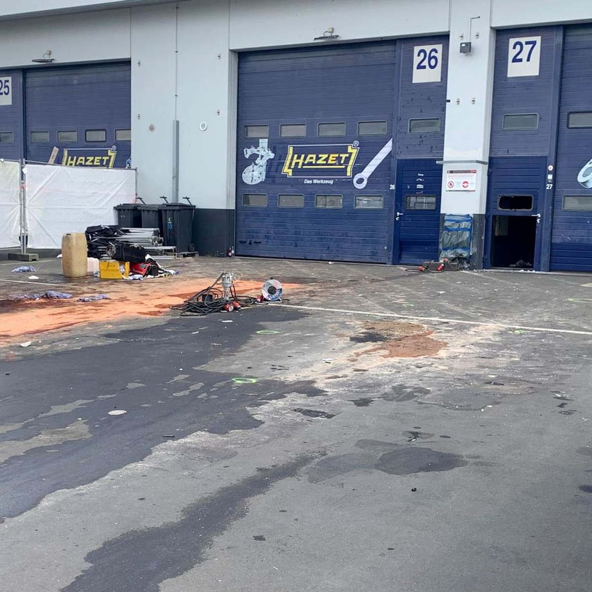 Die Explosion auf dem Nürburgring ereignete sich im Fahrerlager.  - Foto: Arno Wester/dpa