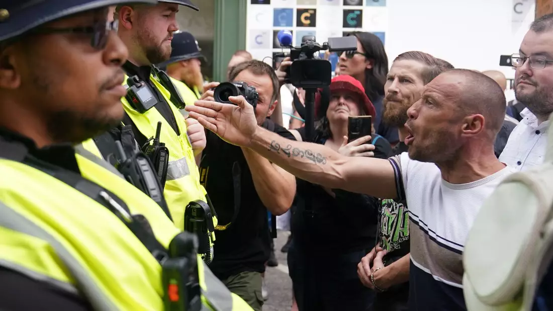 Landesweit nahm die Polizei mehr als 90 Menschen fest. - Bild: Jacob King/PA Wire/dpa