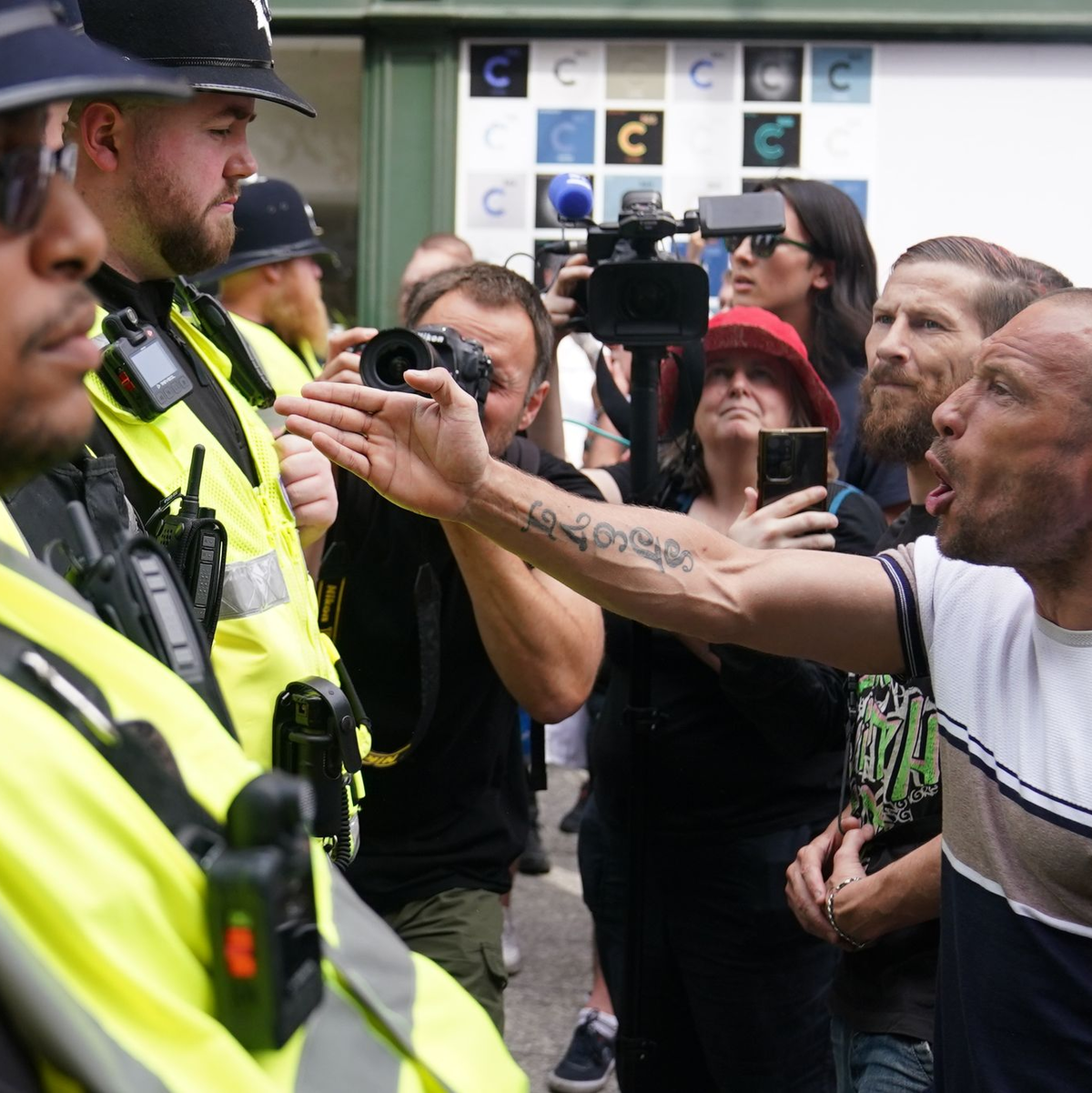 Landesweit nahm die Polizei mehr als 90 Menschen fest. - Foto: Jacob King/PA Wire/dpa