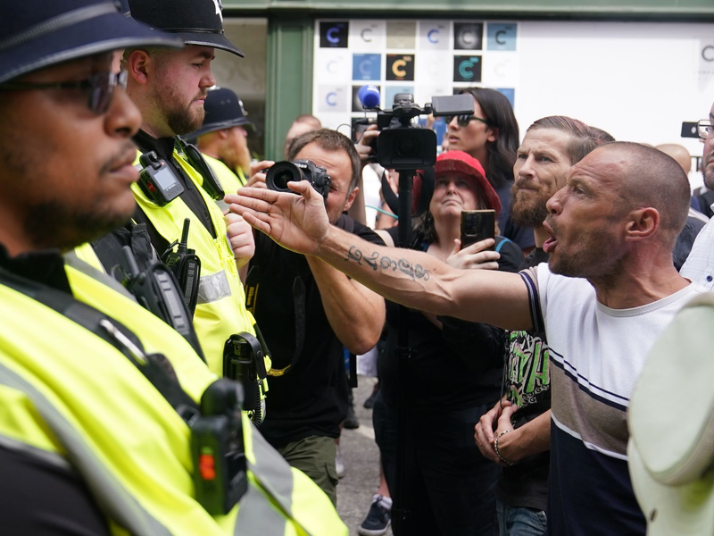 Landesweit nahm die Polizei mehr als 90 Menschen fest. - Foto: Jacob King/PA Wire/dpa