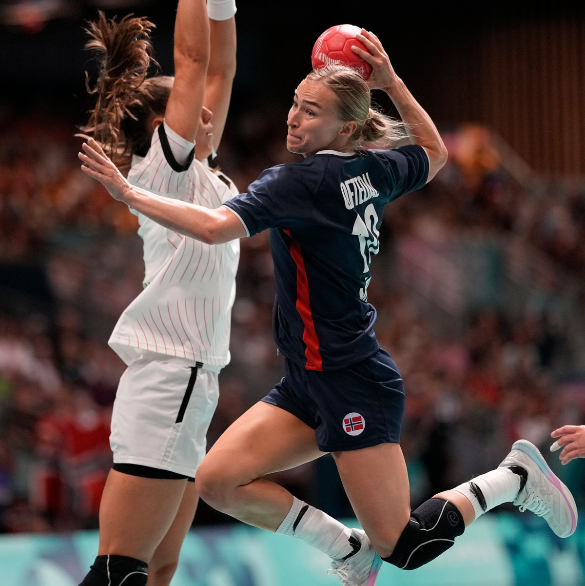 Emily Bölk war bei der 23:26-Niederlage der deutschen Handballerinnen gegen Frankreich im Olympia-Viertelfinale beste DHB-Werferin. - Foto: Aaron Favila/AP/dpa