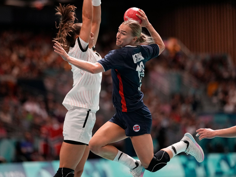 Der Jubel bei den deutschen Handballern ist nach dem Einzug ins Olympia-Finale groß. - Foto: Aaron Favila/AP/dpa