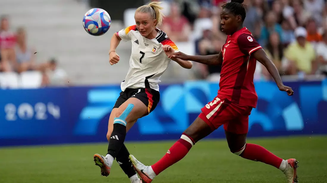 Trotz Schulterprellung dabei: Torjägerin Lea Schüller - Bild: Daniel Cole/AP/dpa