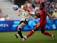 Trotz Schulterprellung dabei: Torjägerin Lea Schüller - Foto: Daniel Cole/AP/dpa