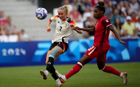 Trotz Schulterprellung dabei: Torjägerin Lea Schüller - Foto: Daniel Cole/AP/dpa