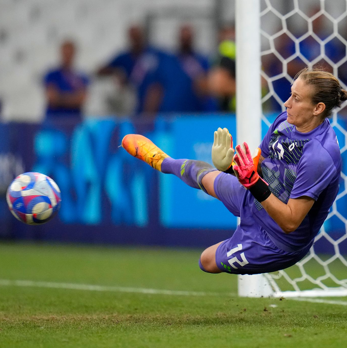 Ab ins Halbfinale: Torhüterin Ann-Katrin Berger  - Foto: Julio Cortez/AP
