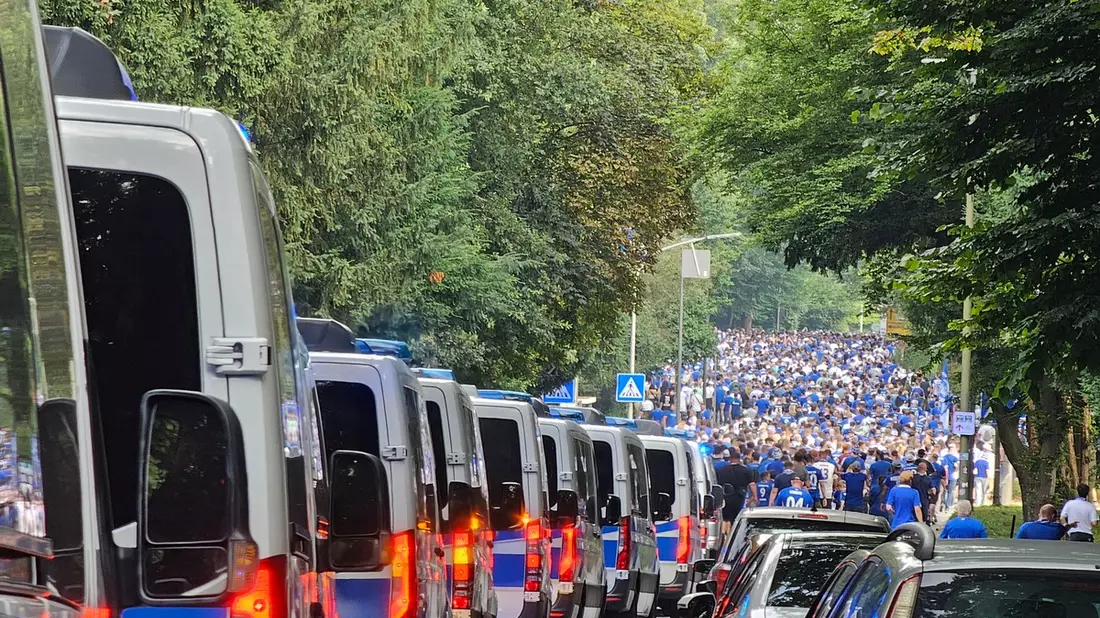 POL-GE: Erstes Heimspiel in der Saison 2024/25 auf Schalke - Polizei zieht vorläufige Bilanz - Bild: presseportal.de