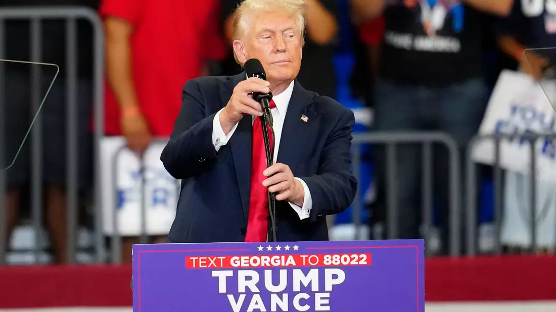 Der republikanische US-Präsidentschaftskandidat Donald Trump hat seinen Ton gegen Kamala Harris zuletzt deutlich verschärft. - Bild: Ben Gray/AP/dpa