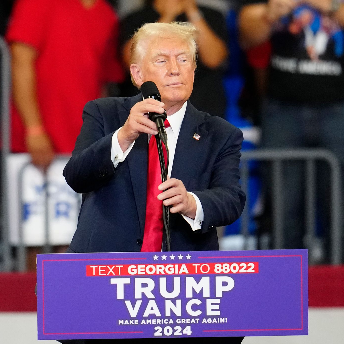 Der republikanische US-Präsidentschaftskandidat Donald Trump hat seinen Ton gegen Kamala Harris zuletzt deutlich verschärft. - Foto: Ben Gray/AP/dpa