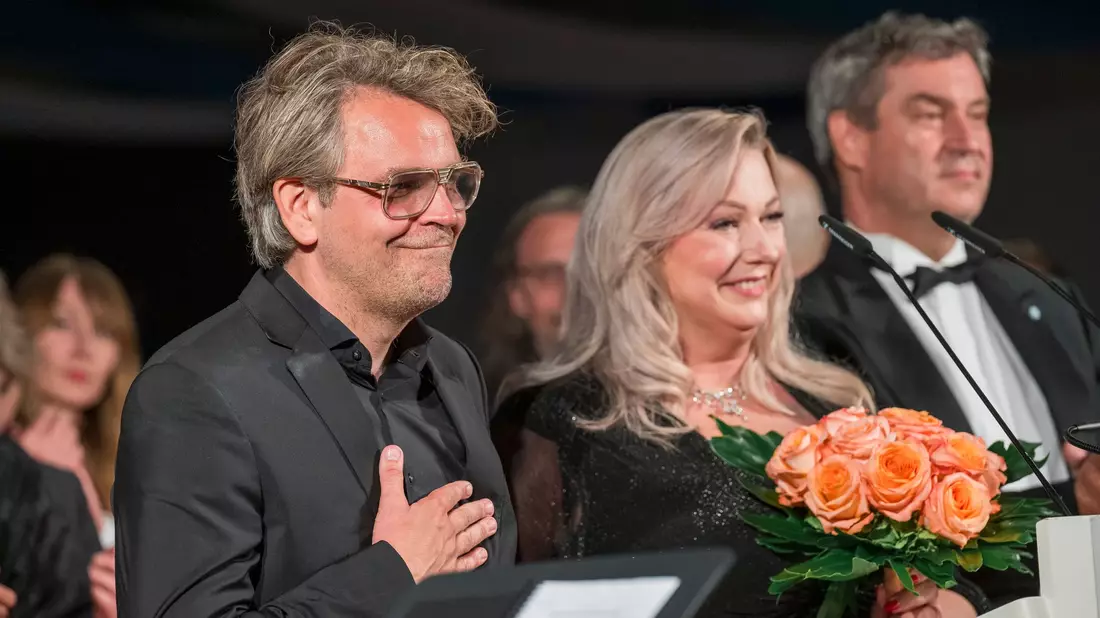 «Tristan»-Regisseur Arnarsson, Festivalchefin Wagner, Ministerpräsident Söder (l-r). (Archivbild) - Bild: Daniel Vogl/dpa