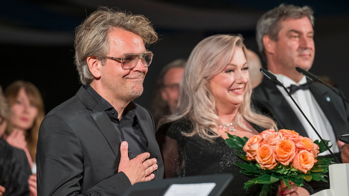«Tristan»-Regisseur Arnarsson, Festivalchefin Wagner, Ministerpräsident Söder (l-r). (Archivbild) - Foto: Daniel Vogl/dpa
