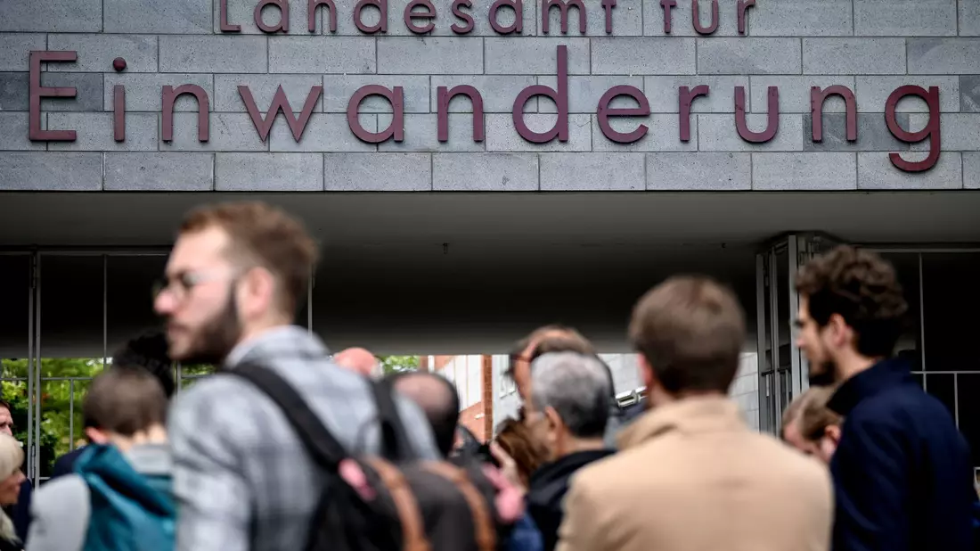 Das Landesamt für Einwanderung (LEA) die zentrale Einbürgerungs- und Staatsangehörigkeitsbehörde im Land Berlin. (Archivbild) - Bild: Britta Pedersen/dpa