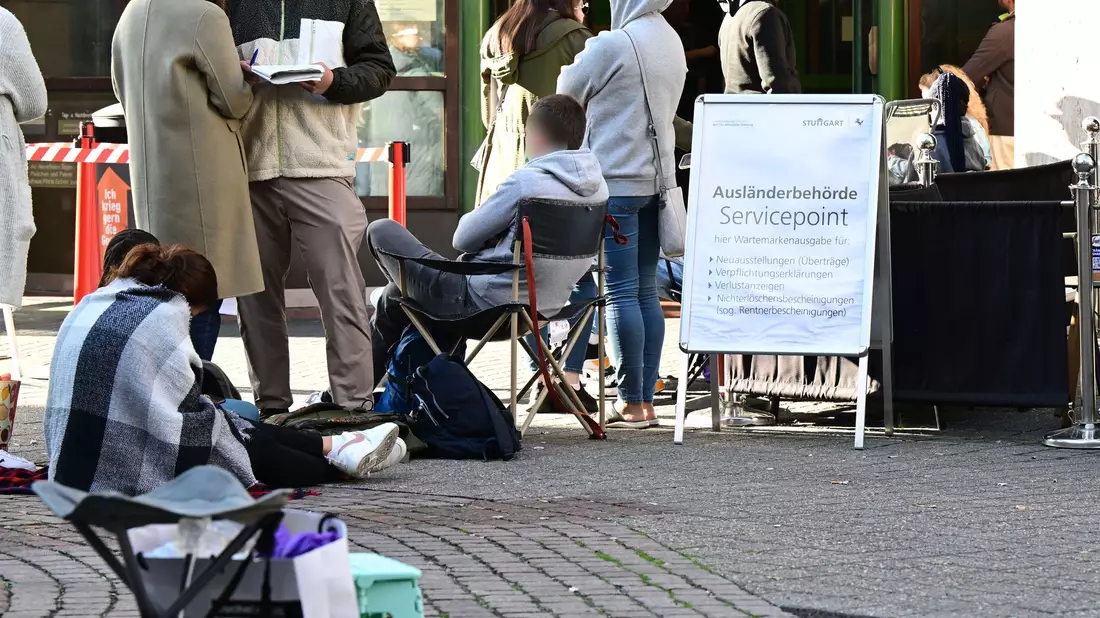 Schon vor der Gesetzesänderung mussten Menschen teilweise, so wie hier in Stuttgart, bei den Ausländerbehörden lange warten. Grund sind Personalengpässe und die zahlreichen Reformen der vergangenen Monate im Ausländer- und Aufenthaltsrecht. (Archivbild) - Bild: Bernd Weißbrod/dpa