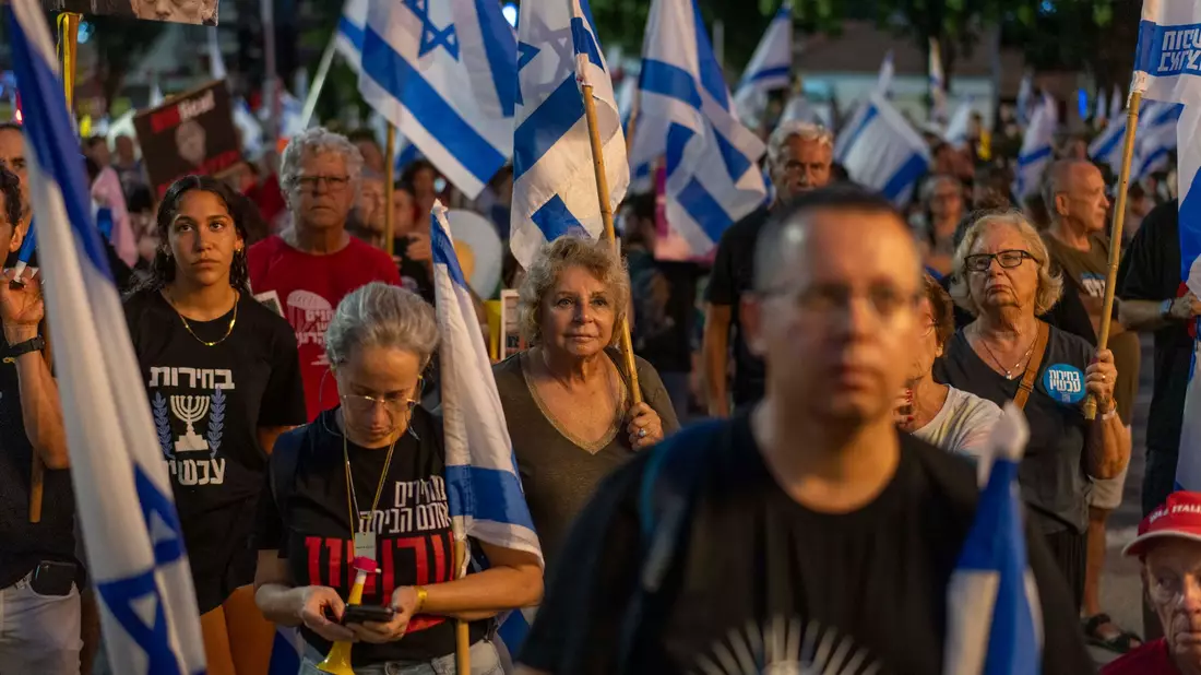 Isarelis demonstrieren in Haifa gegen die Blockadehaltung von Regierungschef Netanjahu bei den Geiselverhandlungen.  - Bild: Ilia Yefimovich/dpa