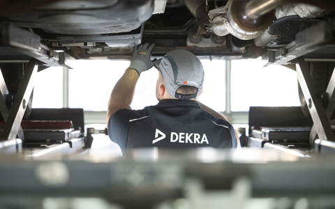 Zwei Drittel der Fahrzeuge schaffen es ganz ohne Mangel durch die Prüfung. - Foto: Marijan Murat/dpa Zwei Drittel der Fahrzeuge schaffen es ganz ohne Mangel durch die Prüfung. - Foto: Marijan Murat/dpa