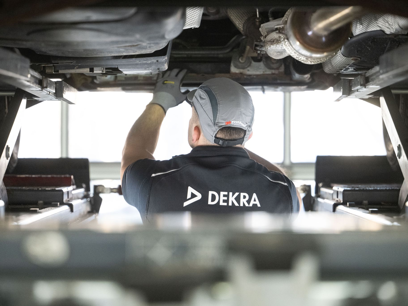 Zwei Drittel der Fahrzeuge schaffen es ganz ohne Mangel durch die Prüfung. - Foto: Marijan Murat/dpa