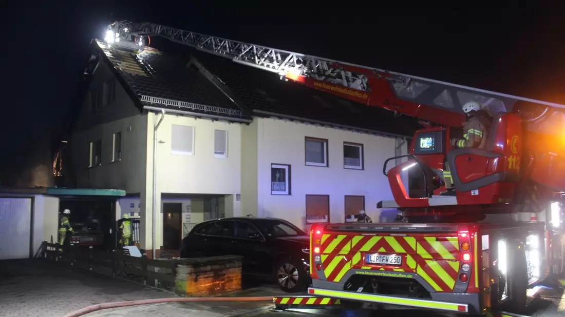 FF Bad Salzuflen: Feuer greift von Schuppen auf Dachstuhl über / 50 Einsatzkräfte bekämpfen einen Brand eines Mehrfamilienhauses am Adlerweg. Verletzt wird niemand - Bild: presseportal.de