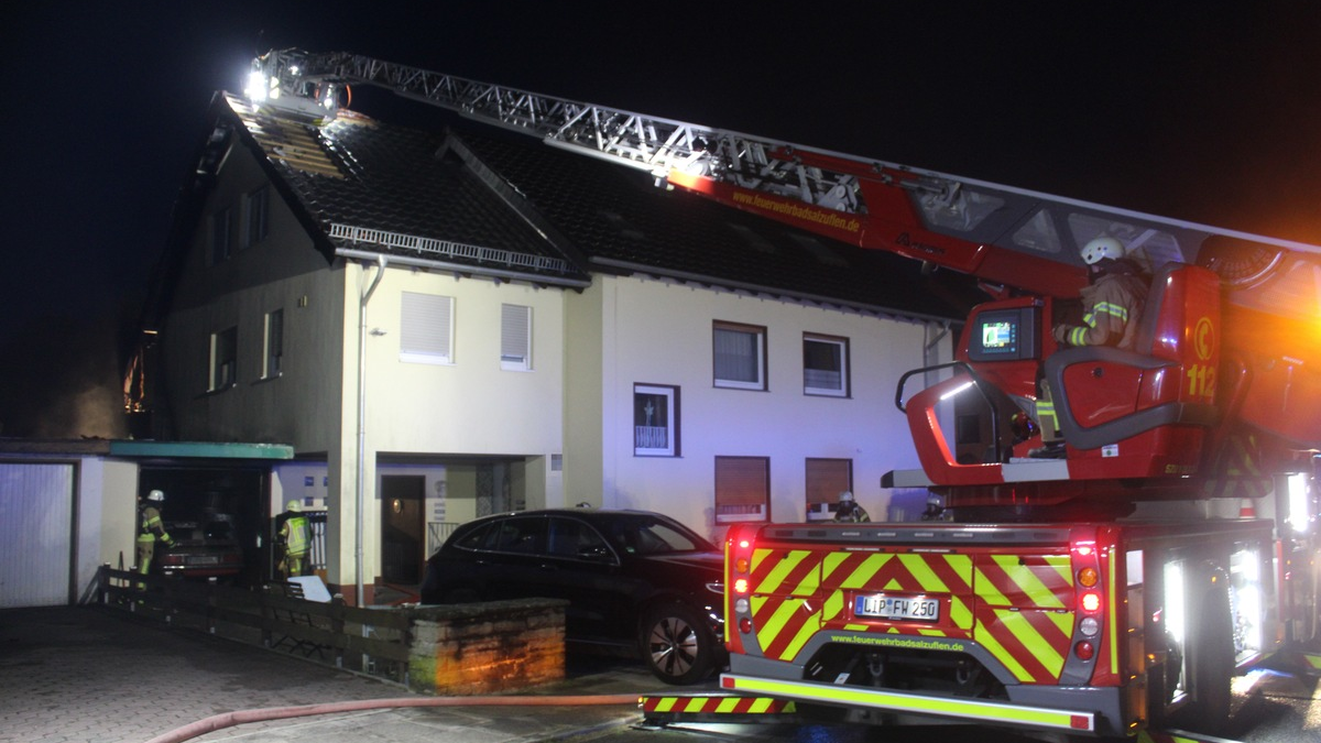 FF Bad Salzuflen: Feuer greift von Schuppen auf Dachstuhl über / 50 Einsatzkräfte bekämpfen einen Brand eines Mehrfamilienhauses am Adlerweg. Verletzt wird niemand - Foto: presseportal.de