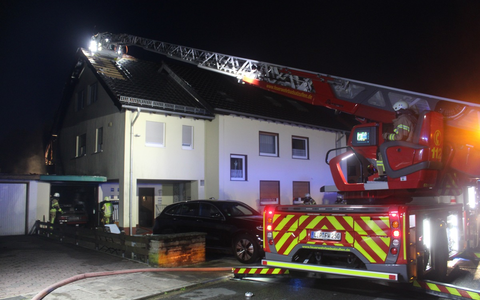 FF Bad Salzuflen: Feuer greift von Schuppen auf Dachstuhl über / 50 Einsatzkräfte bekämpfen einen Brand eines Mehrfamilienhauses am Adlerweg. Verletzt wird niemand - Foto: presseportal.de