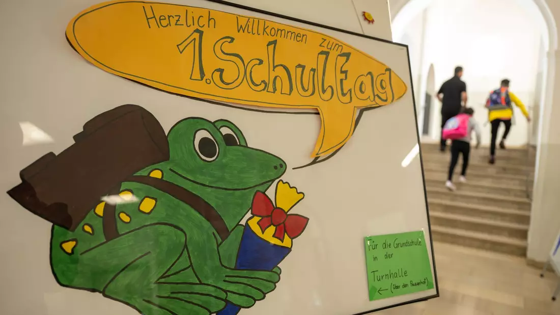Zum Schulanfang kommen nicht immer alle Kinder zurück in die Schule - manche strecken ihre Ferienzeit durch Krankmeldung. (Symbolbild) - Bild: Peter Kneffel/dpa