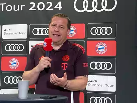 Max Eberl erklärt den neuen Vinnie-Fußball beim FC Bayern. - Foto: Klaus Bergmann/dpa