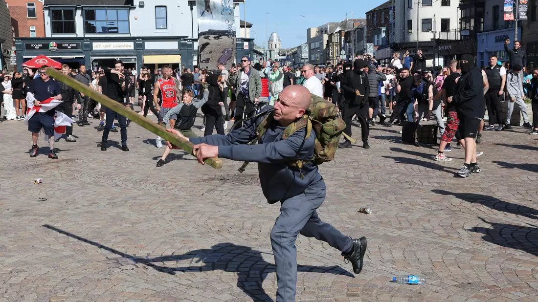In mehreren Städten gab es schwere Krawalle. - Bild: Michael Holmes/PA Wire/dpa