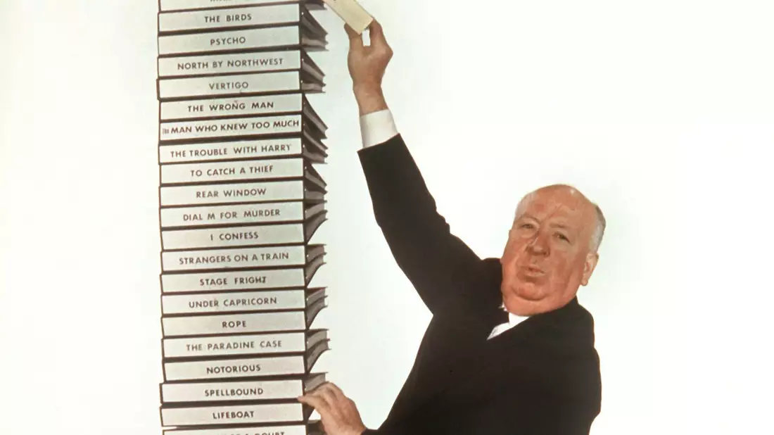 «Master of Suspense» - Alfred Hitchcock legt ein Filmskript zu anderen Drehbüchern. (Undatiertes Archivbild) - Bild: DB Bert Reisfeld/dpa