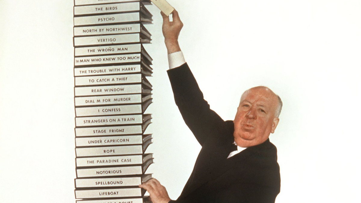 «Master of Suspense» - Alfred Hitchcock legt ein Filmskript zu anderen Drehbüchern. (Undatiertes Archivbild) - Foto: DB Bert Reisfeld/dpa