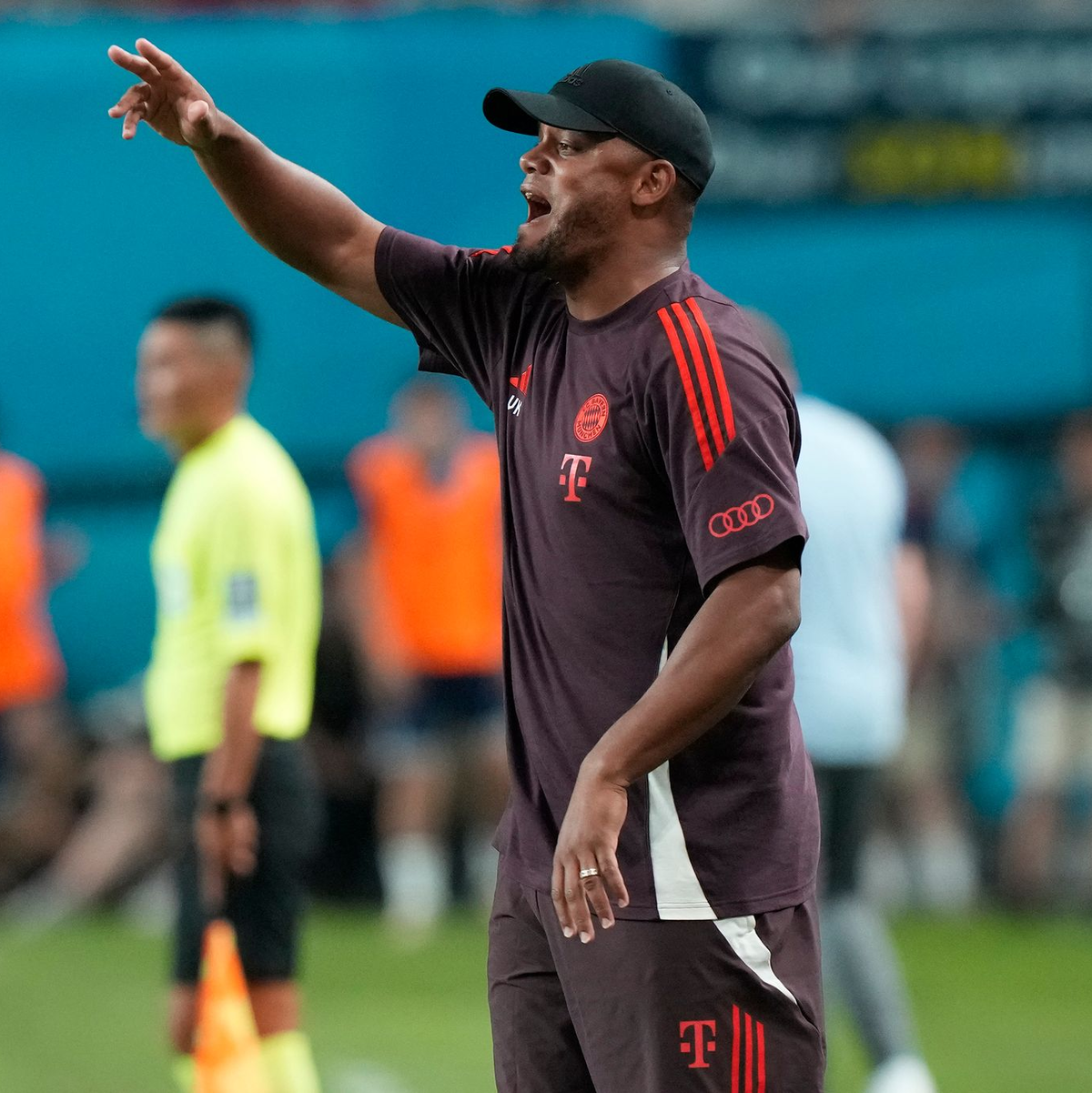 Das Bayern-Duo Joshua Kimmich und Serge Gnabry zeigt im Kampf mit Tottenhams James Maddison die neue intensive Münchner Balljagd. - Foto: Ahn Young-joon/AP/dpa