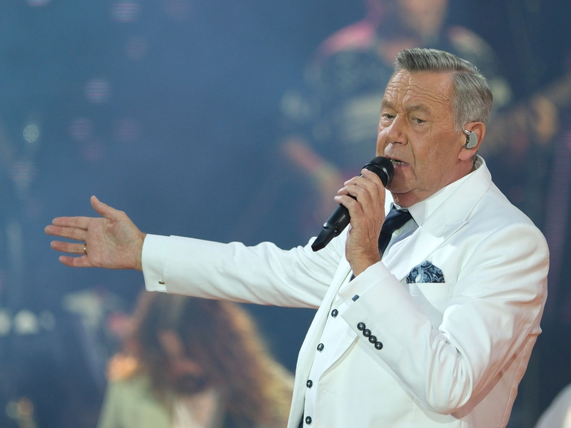 Roland Kaiser beim Konzert «Kaisermania» in Dresden (hier am 26. Juli 2024). Alle Shows waren und sind ausverkauft. - Foto: Sebastian Willnow/dpa