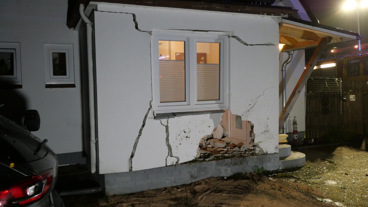 FW-SE: PKW fährt in Einfamilienhaus - Foto: presseportal.de